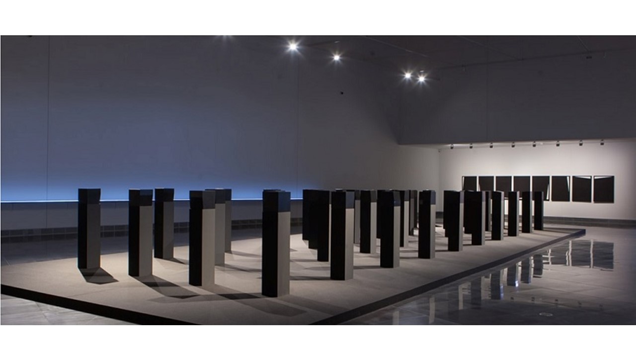 Vista de la exposición "Menhires" en el Museo Universidad de Navarra (2018).