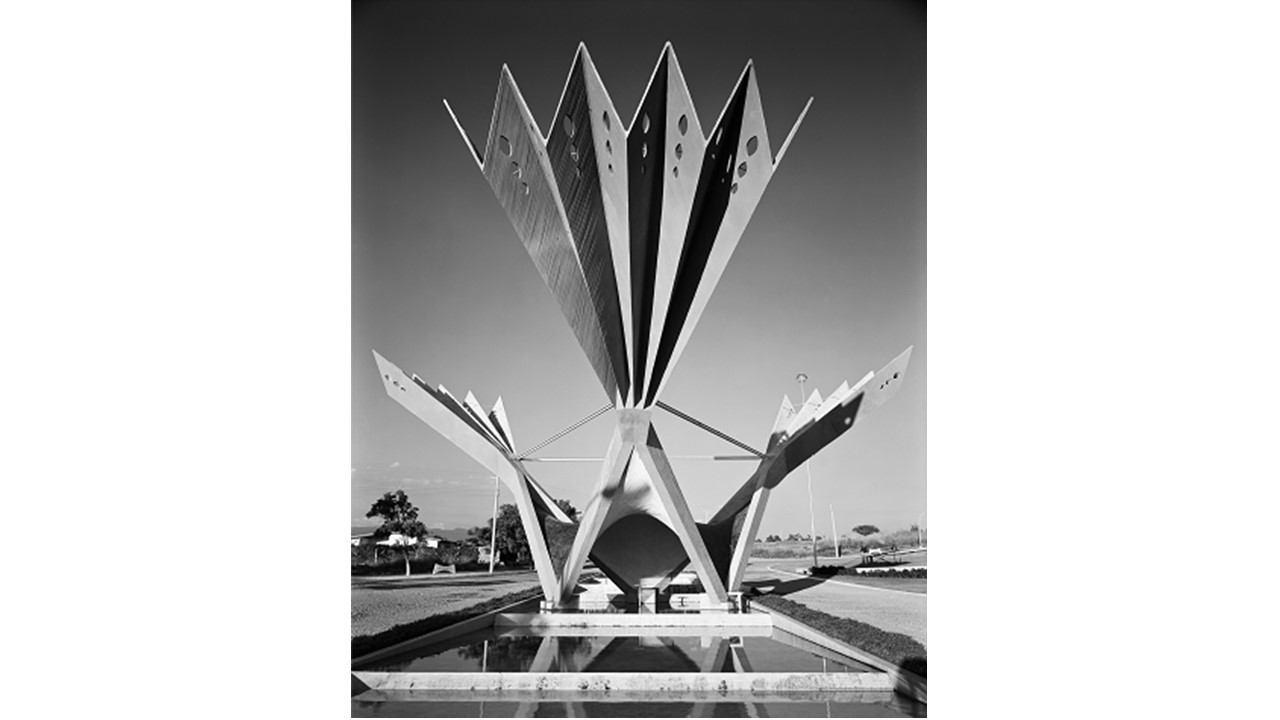 Plaza de los Abanicos, Cuernavaca, 1959. 63 x 51 cm. Gelatina de plata. Impresión analógica 2009.