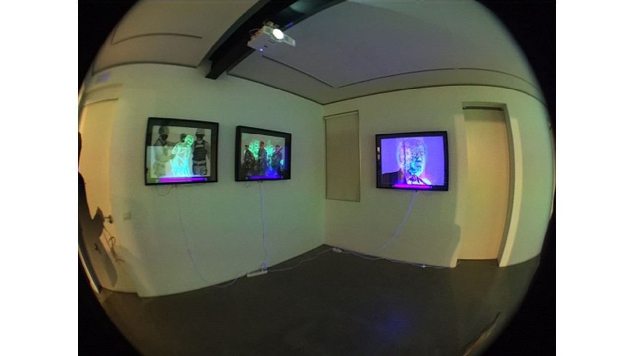 Vista de la exposición "Llanos... El villano del vídeo" en Galería Freijo, 2017.