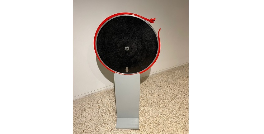 "Mi último 360º", 2007. Fibra de carbono y metal policromados. 143 x 65 x 30 cm. Pieza única. Cortesía Estrany-de la Mota