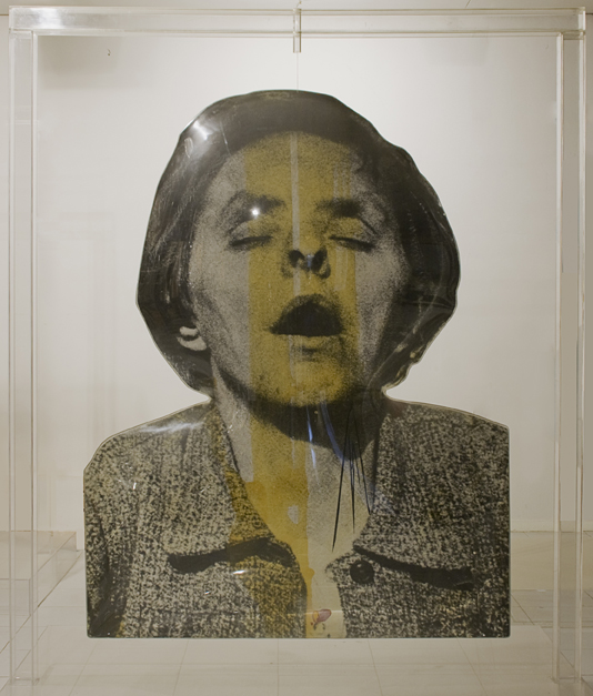 "Demente", 1974. Construcción tridimensional, óleo, emulsión fotográfica, aluminio y metacrilato. 261 x 210 x 160 cm.