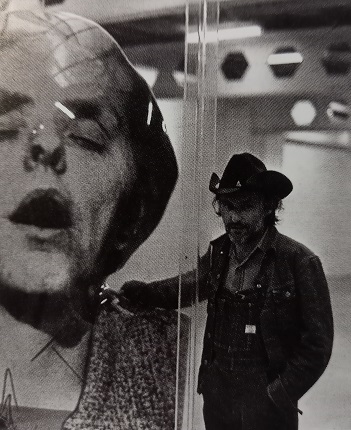 Dennis Hopper junto al encapsulado "Demente" en la exposición individual del artista celebrada en el Espacio Alternativo de la Galería Vandrés, Madrid, 1974.