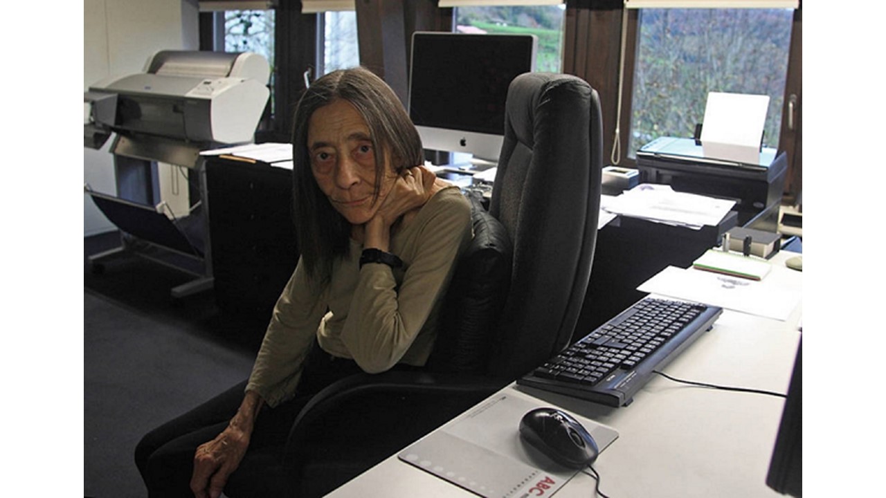 Fotografía de la artista Elena Asins en su característico estudio en Azpiroz, Navarra.