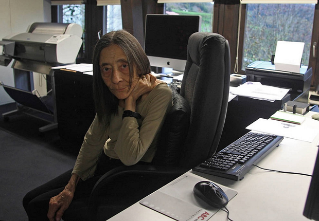 Elena Asins en su estudio en Azpiroz, Navarra.