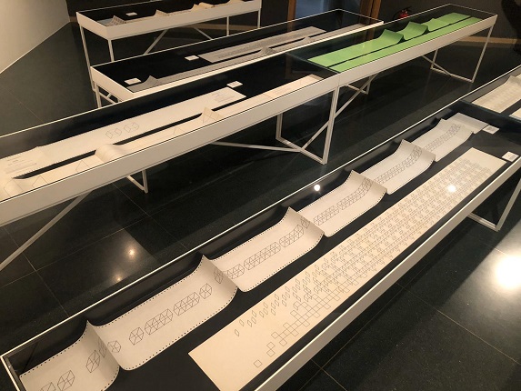 Vista de la exposición "Elena Asins. La ciencia como herramienta del arte" en la Sala Vimcorsa en Córdoba, España (2019).
