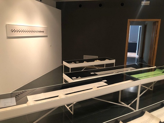 Vista de la exposición "Elena Asins. La ciencia como herramienta del arte" en la Sala Vimcorsa en Córdoba, España (2019).