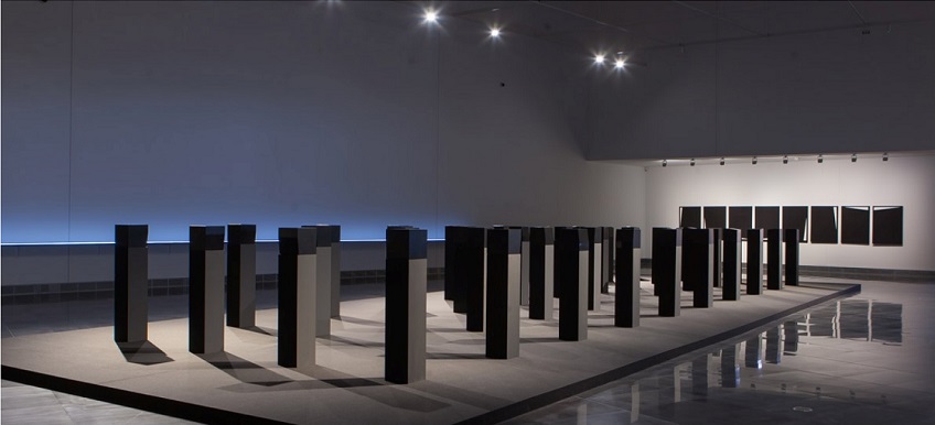 Vista de la exposición "Menhires" en el Museo Universidad de Navarra (2018).