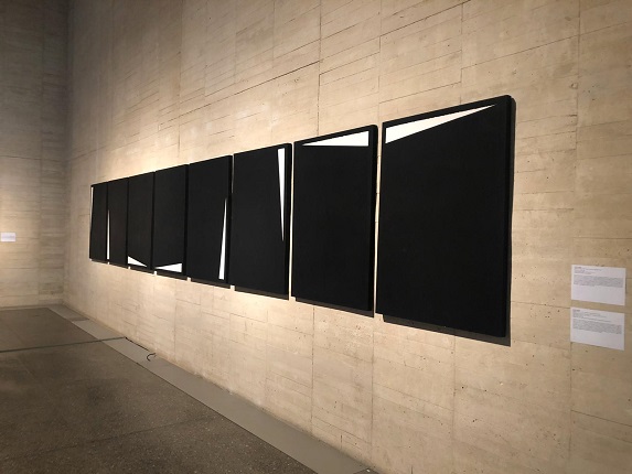 Vista de la exposición "Monocromo género netro" en el MUSAC (2019).