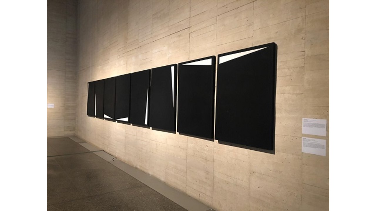 Vista de la exposición "Monocromo género netro" en el MUSAC (2019).