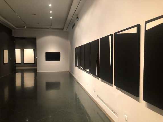 Vista de la exposición "Elena Asins. La ciencia como herramienta del arte" en la Sala Vimcorsa en Córdoba, España (2019).
