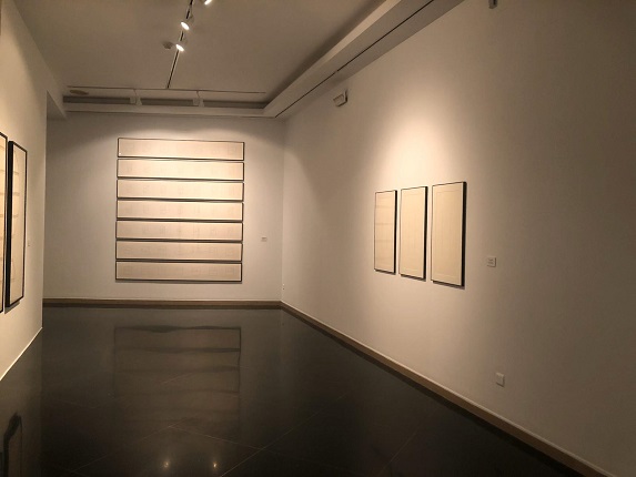 Vista de la exposición "Elena Asins. La ciencia como herramienta del arte" en la Sala Vimcorsa en Córdoba, España (2019).