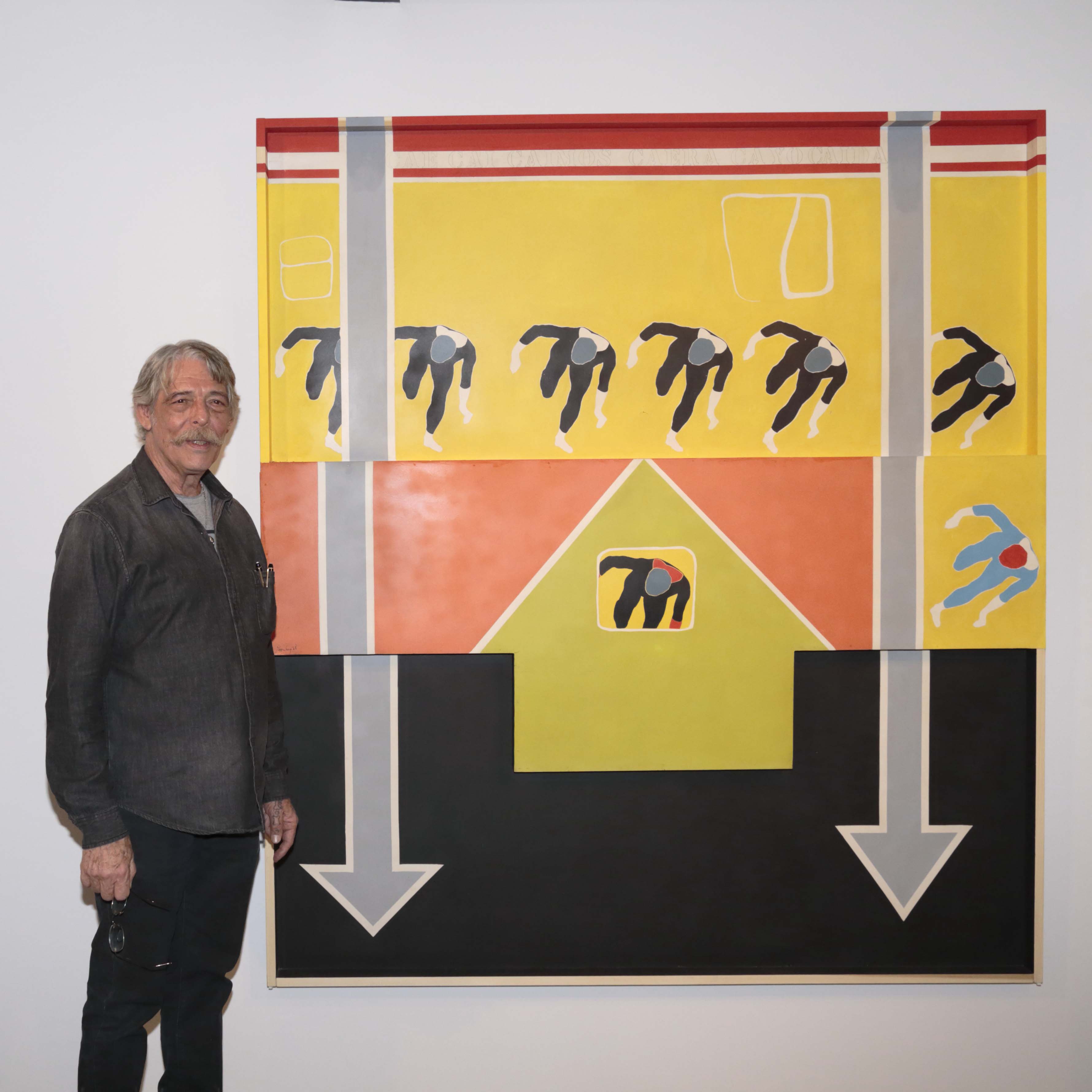 Felipe Ehrenberg beside his work: "La caída". 1968. Acrylic on fiberglass. 200 x 180 x 5.5 cm. Currently in the permanent exhibition of MNCARS, Madrid.