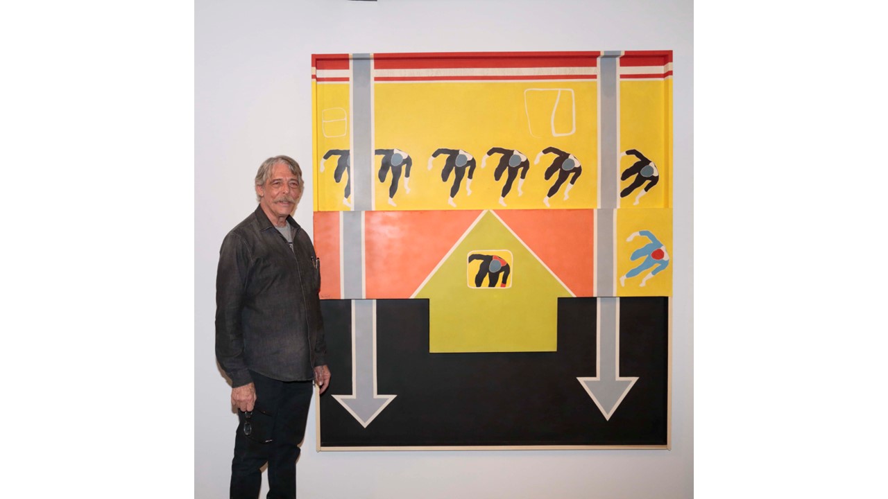 Felipe Ehrenberg beside his work: "La caída". 1968.