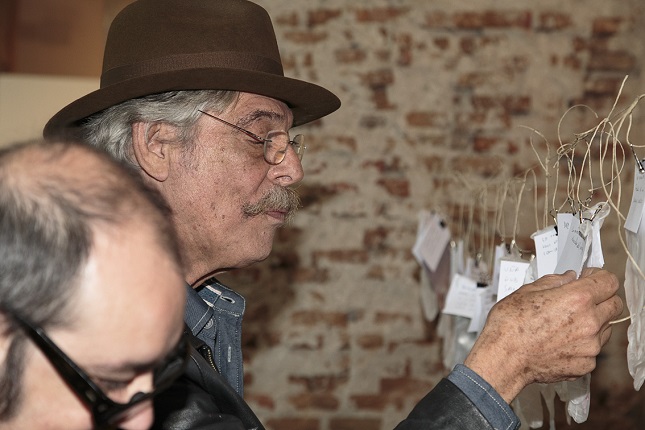 Felipe Ehrenberg with Ramón Mateos in Nadie Nunca Nada No, during the installation performance "Ambigüedades" in 2015.