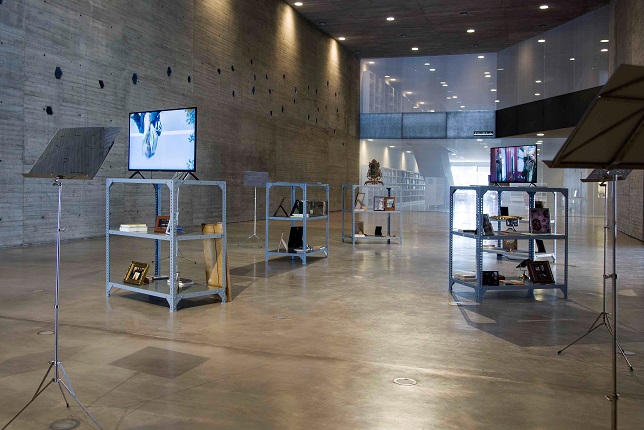 Instalación InterMedia de "Fondo Ilusorio de Espejos" (2019) en el C3A de Córdoba, parte de su exposición individual "Autorretratos", 2019.