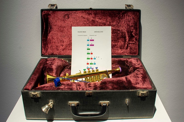 "Plastic Miles", 2018. Multidisciplinary work. Old trumpet case, containing a score, a whistle and a plastic trumpet.