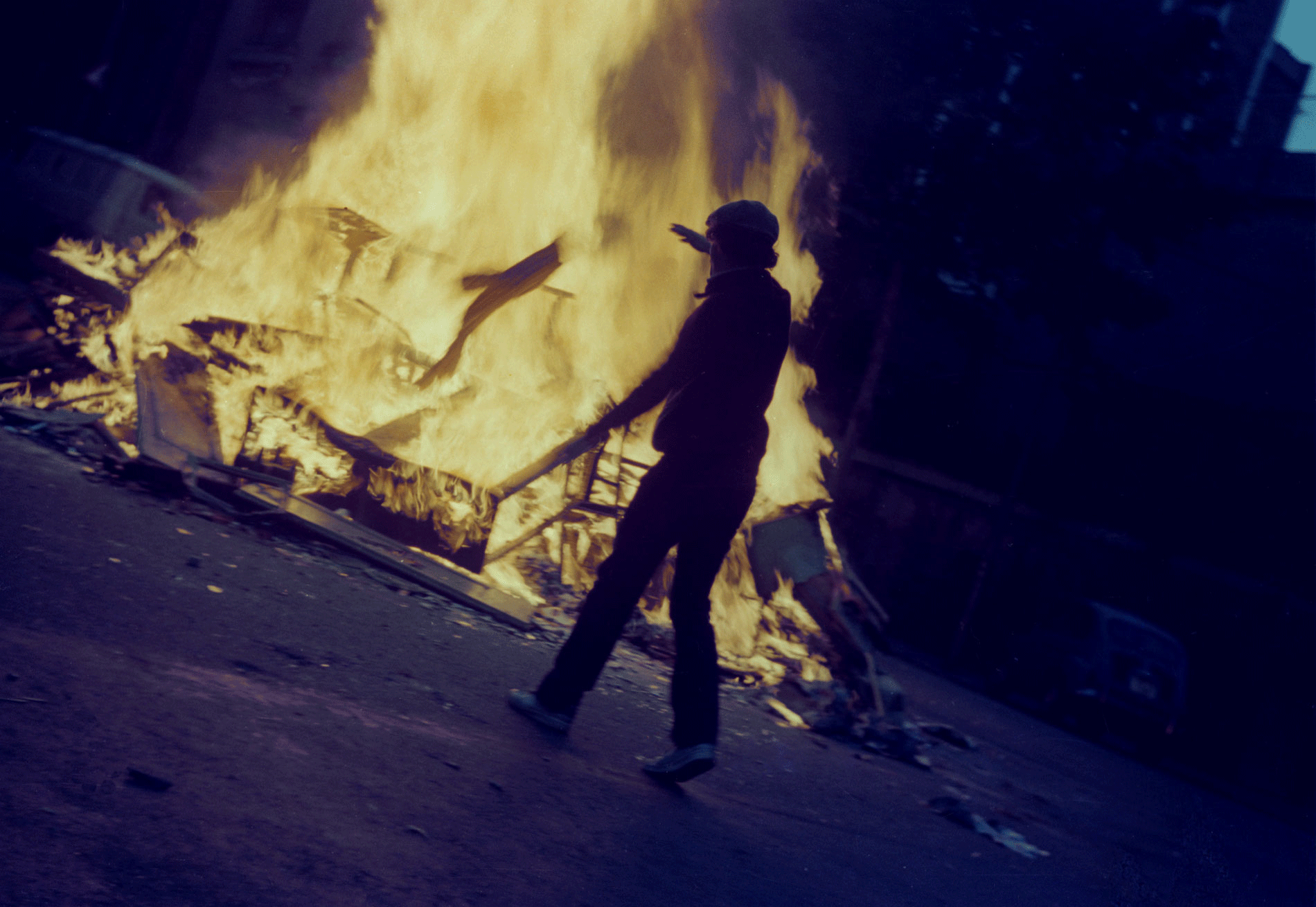 Autorretrato quemando cosas, 1981. Nexus. From the serie Exilios. 48,92 x 70 cm.