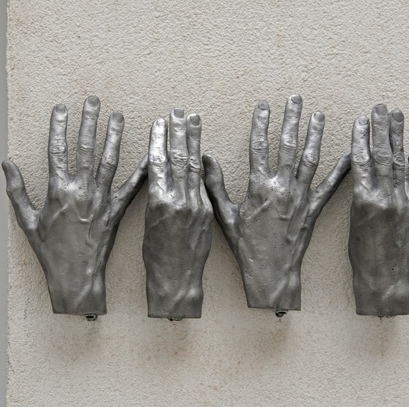Minor measures: The distance traveled when the coffee approaches the lips, on August 11, 1994.
Barcelona, 1994 Aluminum foundry. 21x21 cm every inch