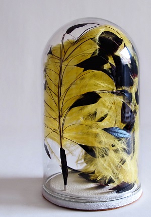 "Las alas del poeta VII", 2015. Cerillas, plumas, madera, papel de lija y fanal de cristal. 26,5 x 15 cm.