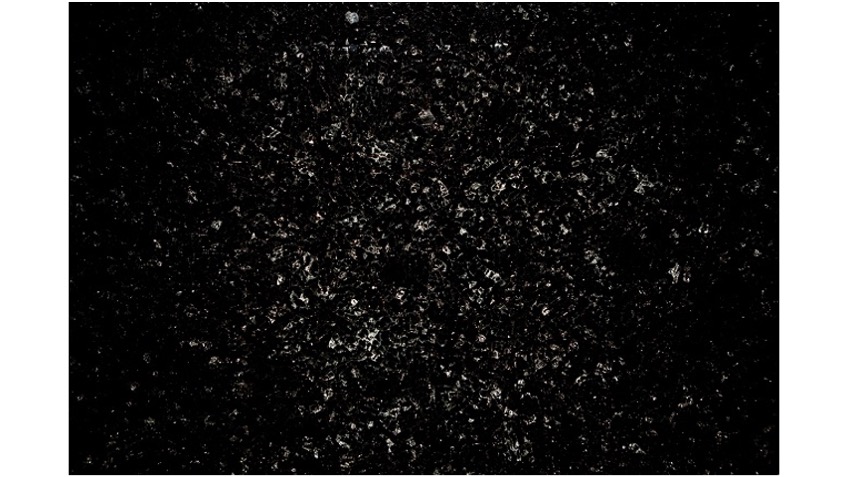 "Black Square II". Cristal negro roto, madera, vinilo.