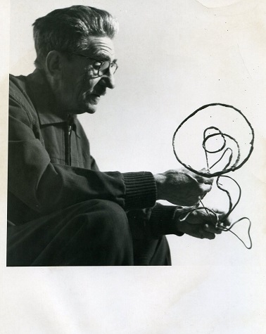 Germán Cueto trabajando una de sus esculturas, fotografiado por Kati Horna.