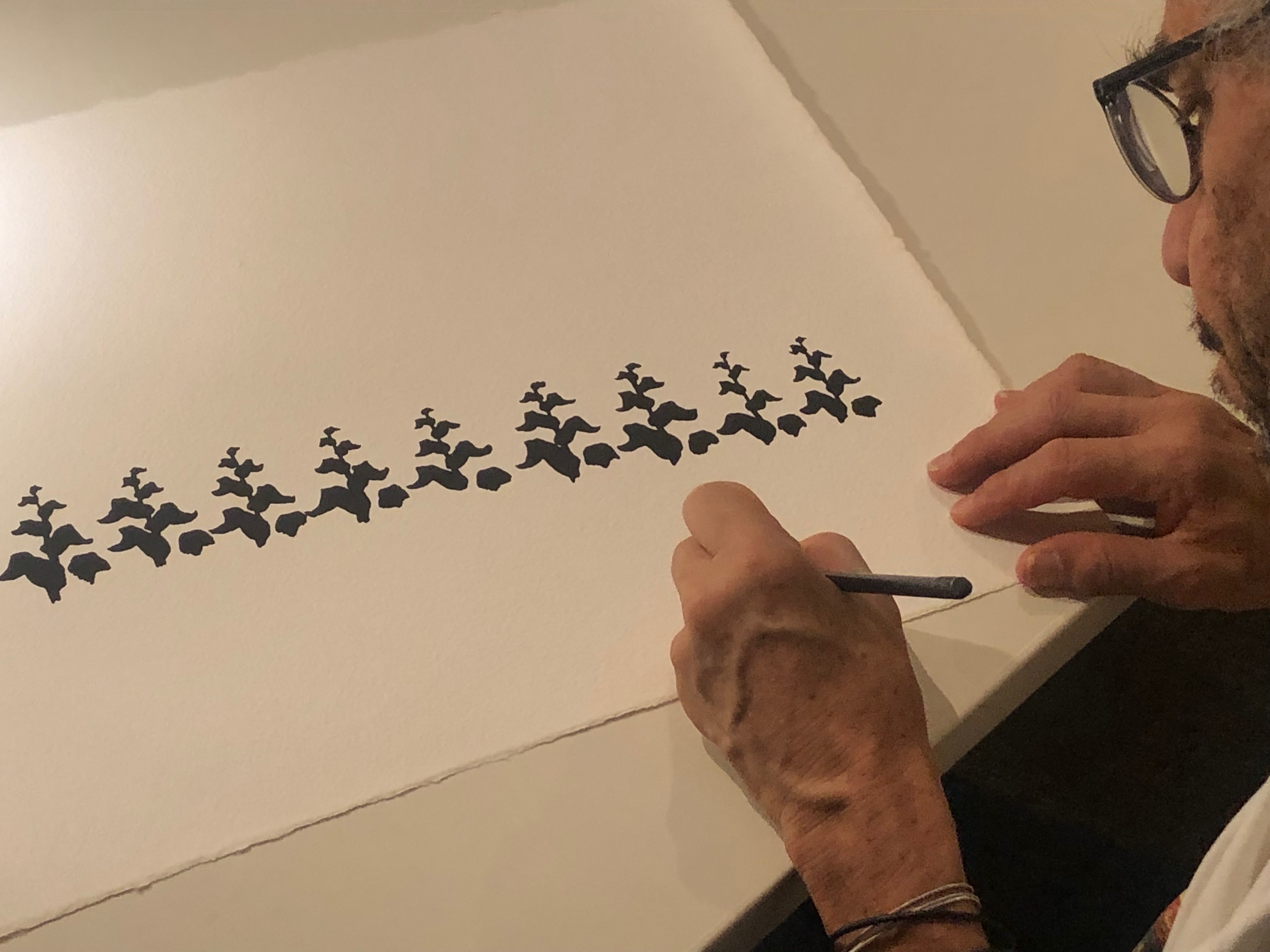 Antonio Caro firmando la serigrafía. Editor Erik Kirksaether.  Producción Galería Freijo.