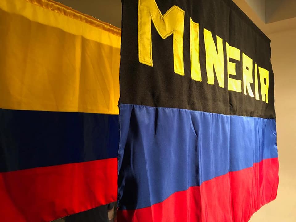 Mineria.  Bandera bordada.