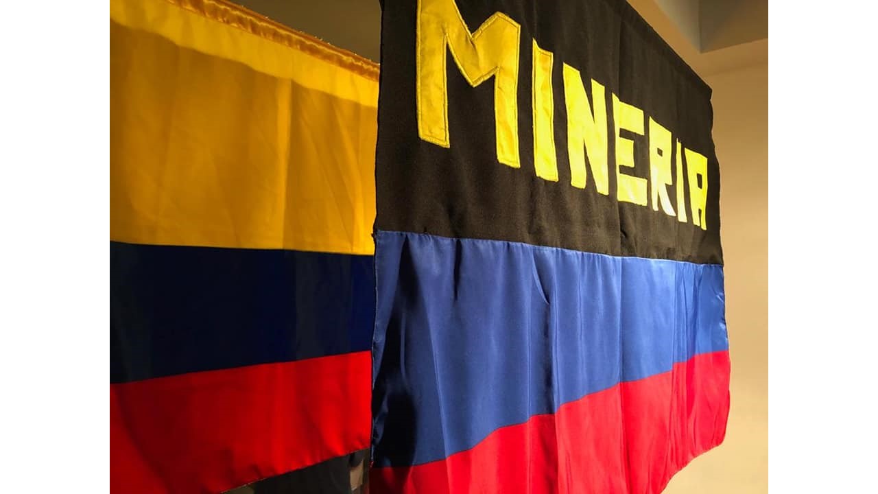 Mineria.  Bandera bordada.