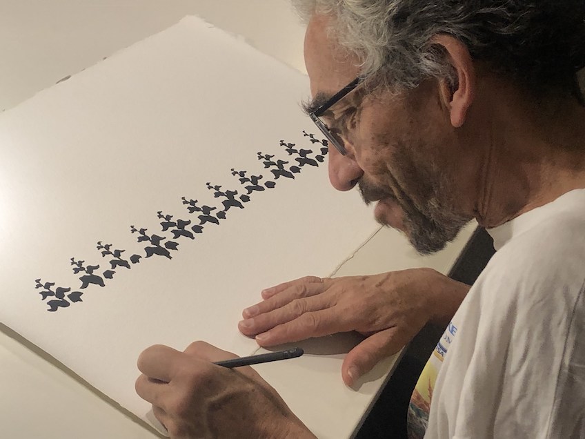 Antonio Caro firmando la serigrafía. Editor Erik Kirksaether.  Producción Galería Freijo.