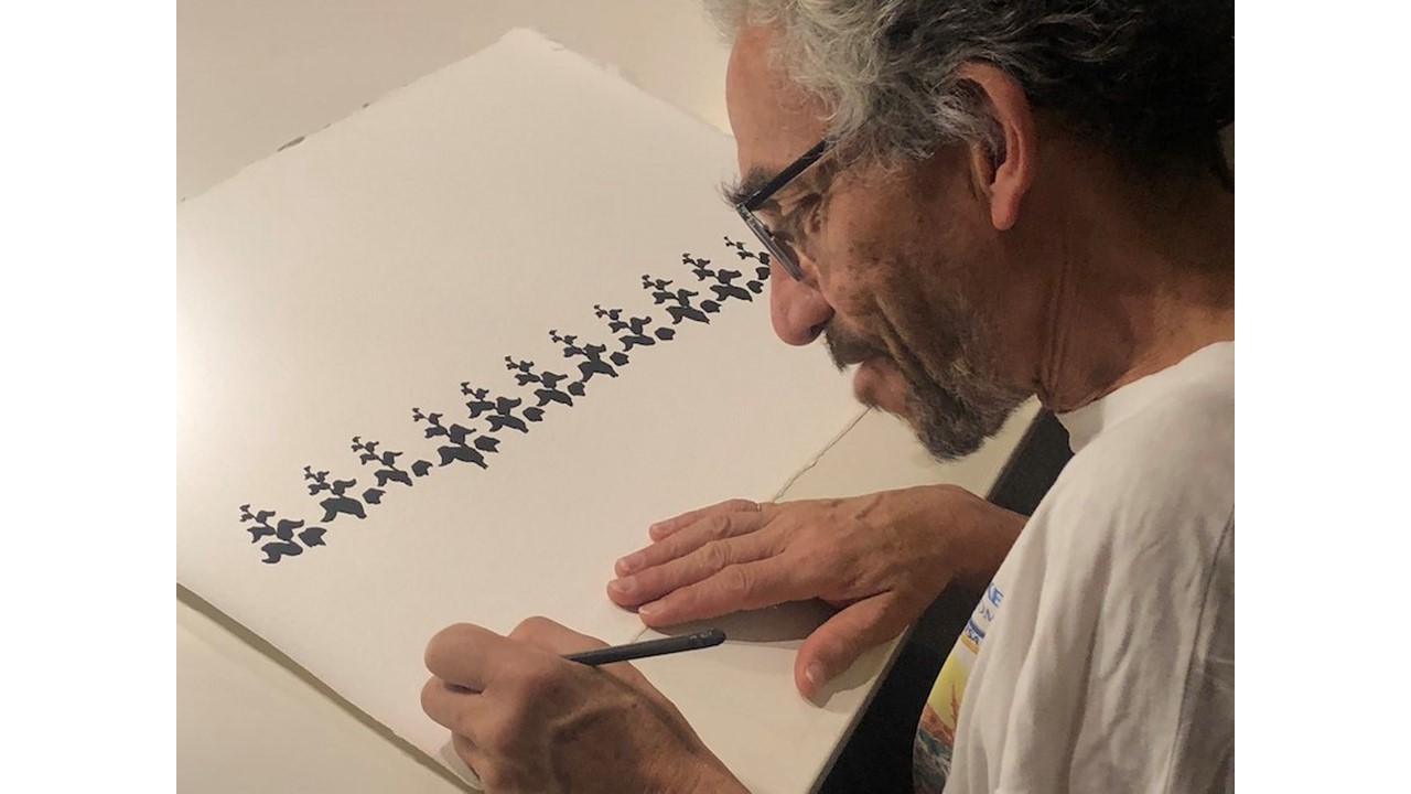 Antonio Caro signing the silkscreen.