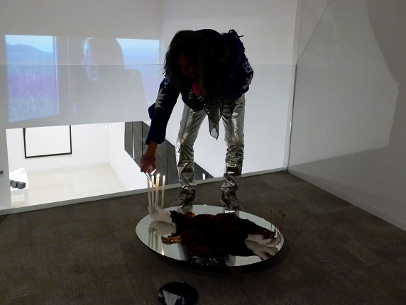 Antonio de la Rosa en su exposición "Arquetipos para una nueva mitología pagana" en Galería Freijo en 2020.