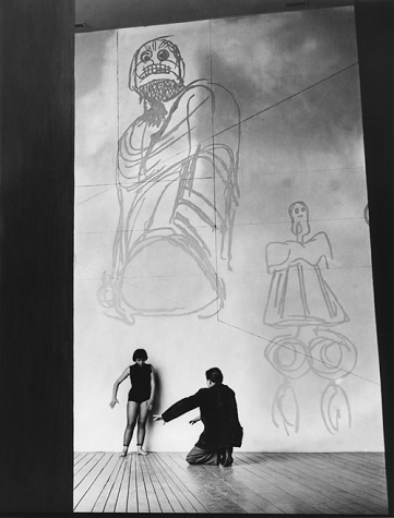 Mathias Goeritz y Pilar Pellicer en el edificio El Eco, junto a los dibujos murales de Henri Moore, 1953. 25 x 19 cm. Gelatina de plata.