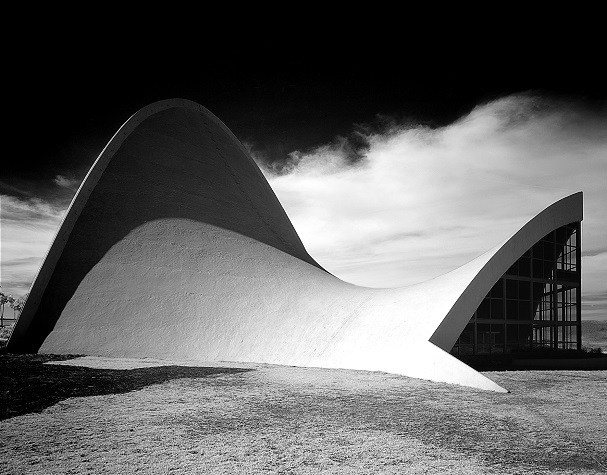 Arquitecto Félix Candela, Capilla de Palmira, Cuernavaca, 1959. 51 x 65 cm. Gelatina de plata sobre papel baritado. Impresión analógica 2009.