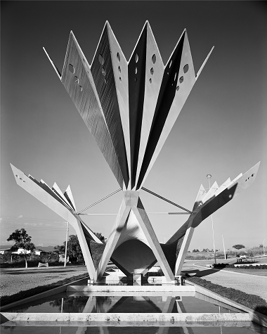 Plaza de los Abanicos, Cuernavaca, 1959. 63 x 51 cm. Gelatina de plata sobre papel baritado. Impresión analógica 2009.