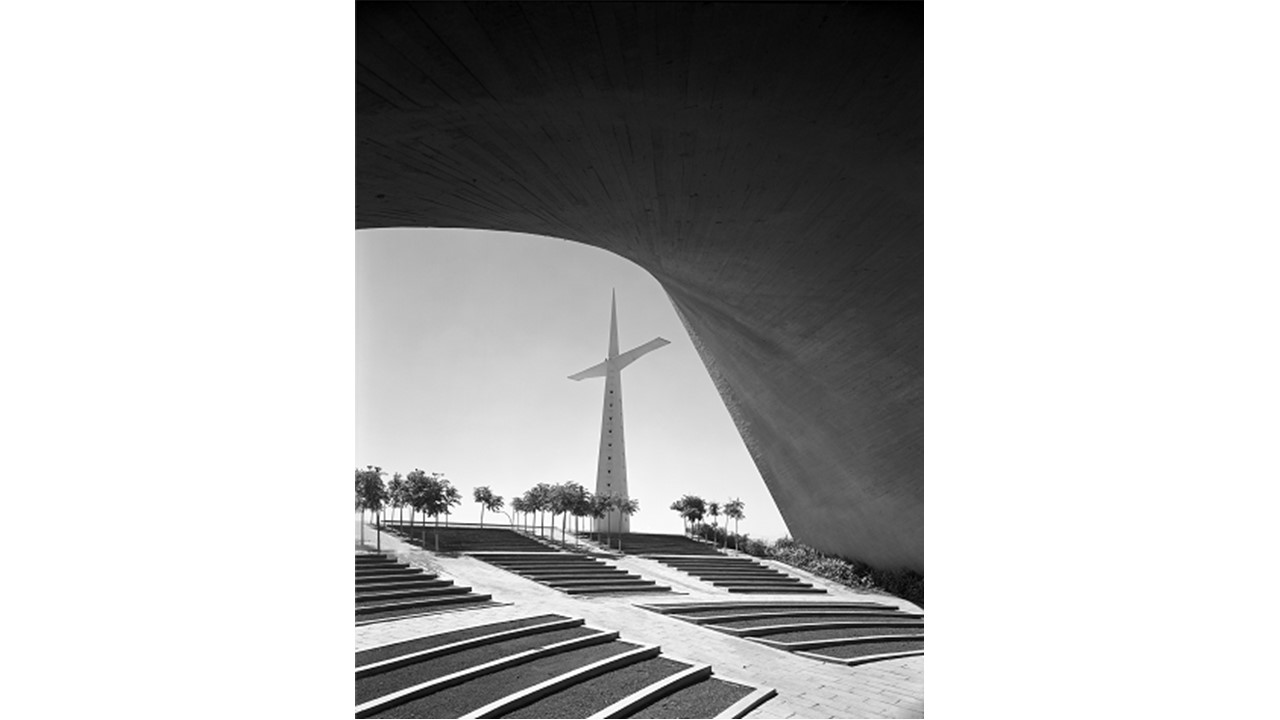 Architect Félix Candela, Palmira Chapel, Cuernavaca, 1959. 64 x 51 cm. Analog printing 2009.