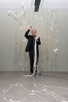 Performance en la Galería Freijo en la inauguración de la exposición "Silencios Frágiles", 2016.