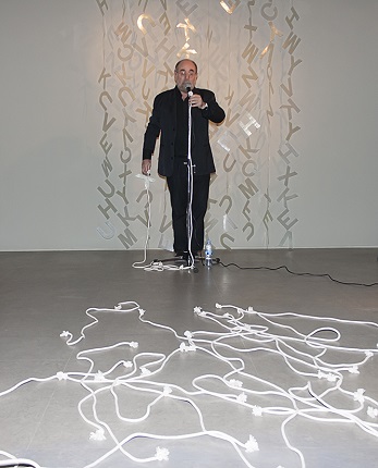 Performance en la Galería Freijo en la inauguración de la exposición "Silencios Frágiles", 2016.