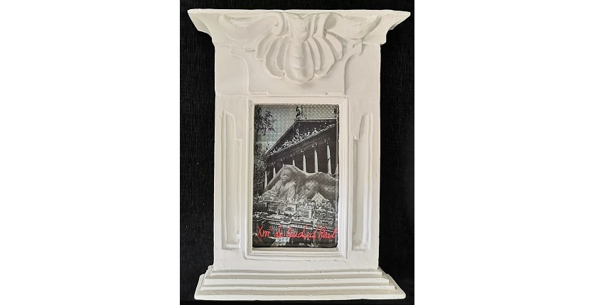 "Xm3 de Ciudad Real (nº 7)", 1991-2021. Fotomontaje digital realizado en acetato transparente adherido sobre un Ironfix metalizado tipo espejo con geometrías, intervenido con rotulador permanente de color rojo, con marco de resina de poliuretano de color blanco. 42 x 30 x 5 cm.