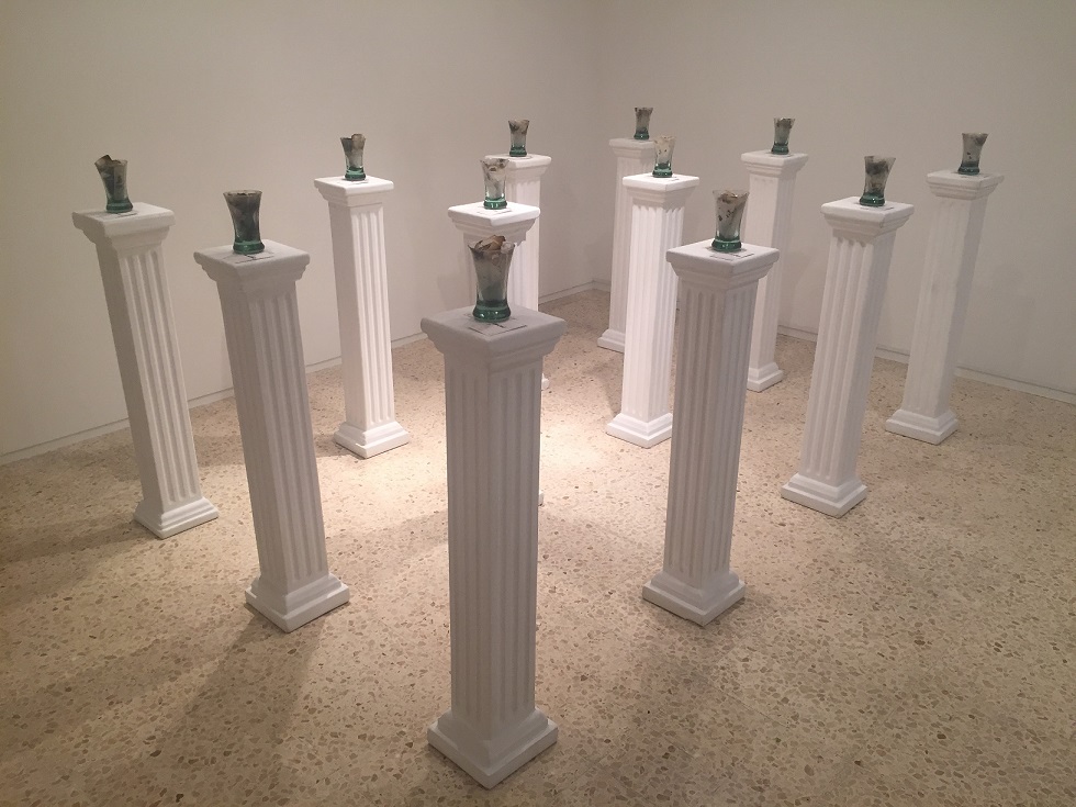 "Fragmentos de tiempo", 1984-86. Instalación.
12 columnas de imitación clásicas de escayola blanca de 20 x 20 x 100 cm