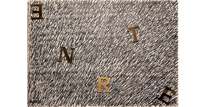 "ENTRE Escritos Autocensurados", 2020. Collage. Escritos ilegibles autocensurados realizados con rotulador permanente Edding 500 sobre papel blanco y letras en metal dorado de la palabra ENTRE adheridas al papel mediante cinta adhesiva de doble cara. 45 x 63 cm.