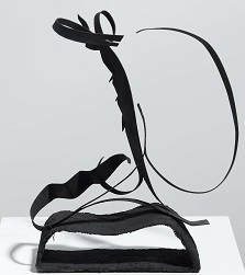 Abstracción. 1942. Cintilla de hierro. 31,5 x 23 x 2 cm.