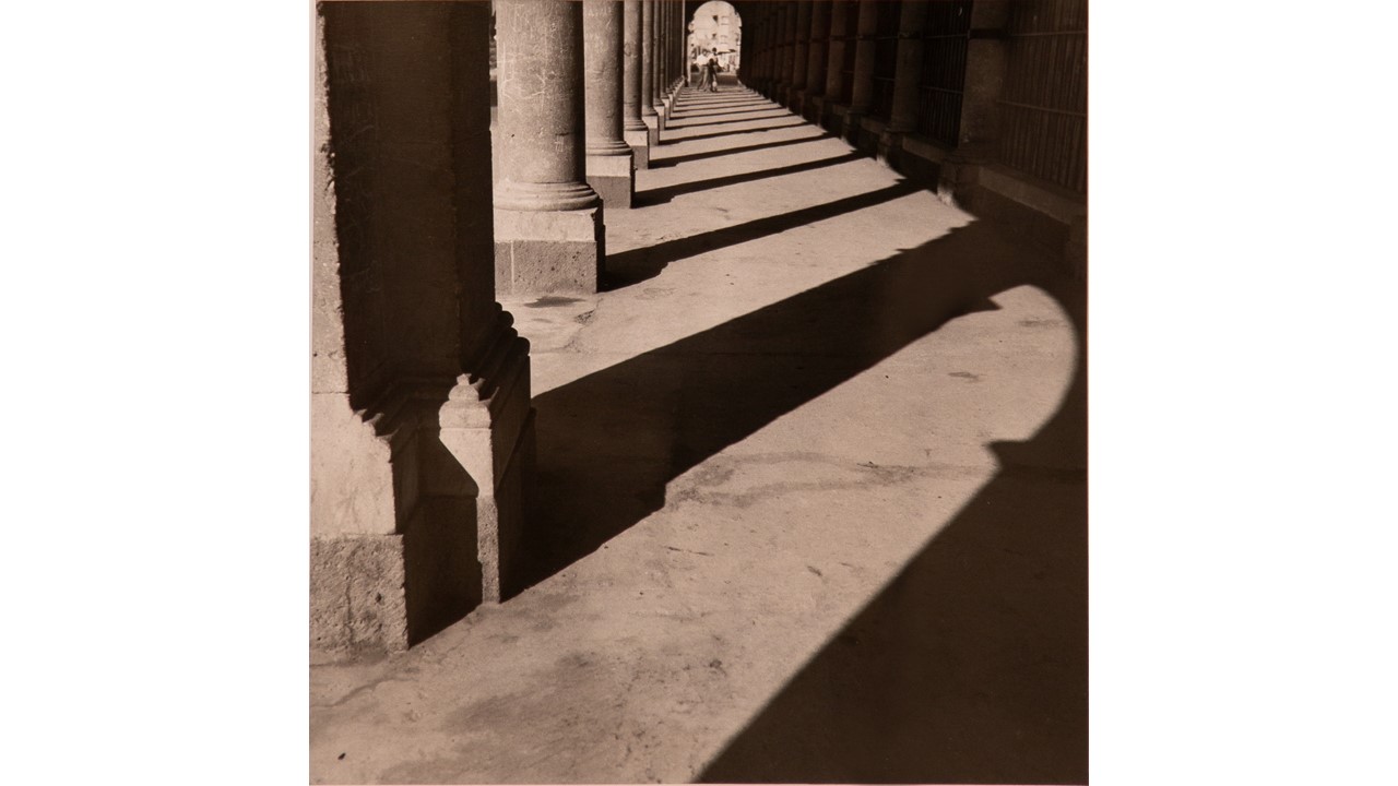 Roberto Fernández Balbuena. Sombras, ca 1950. 27, 8 x 28, 8 cm. Gelatinobromuro de plata.
