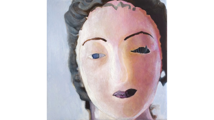 Un rostro adorna un rostro