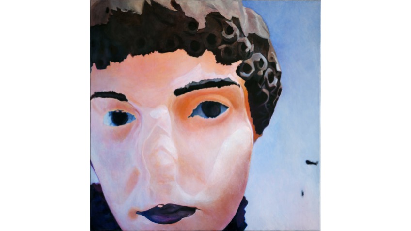 Un rostro adorna un rostro