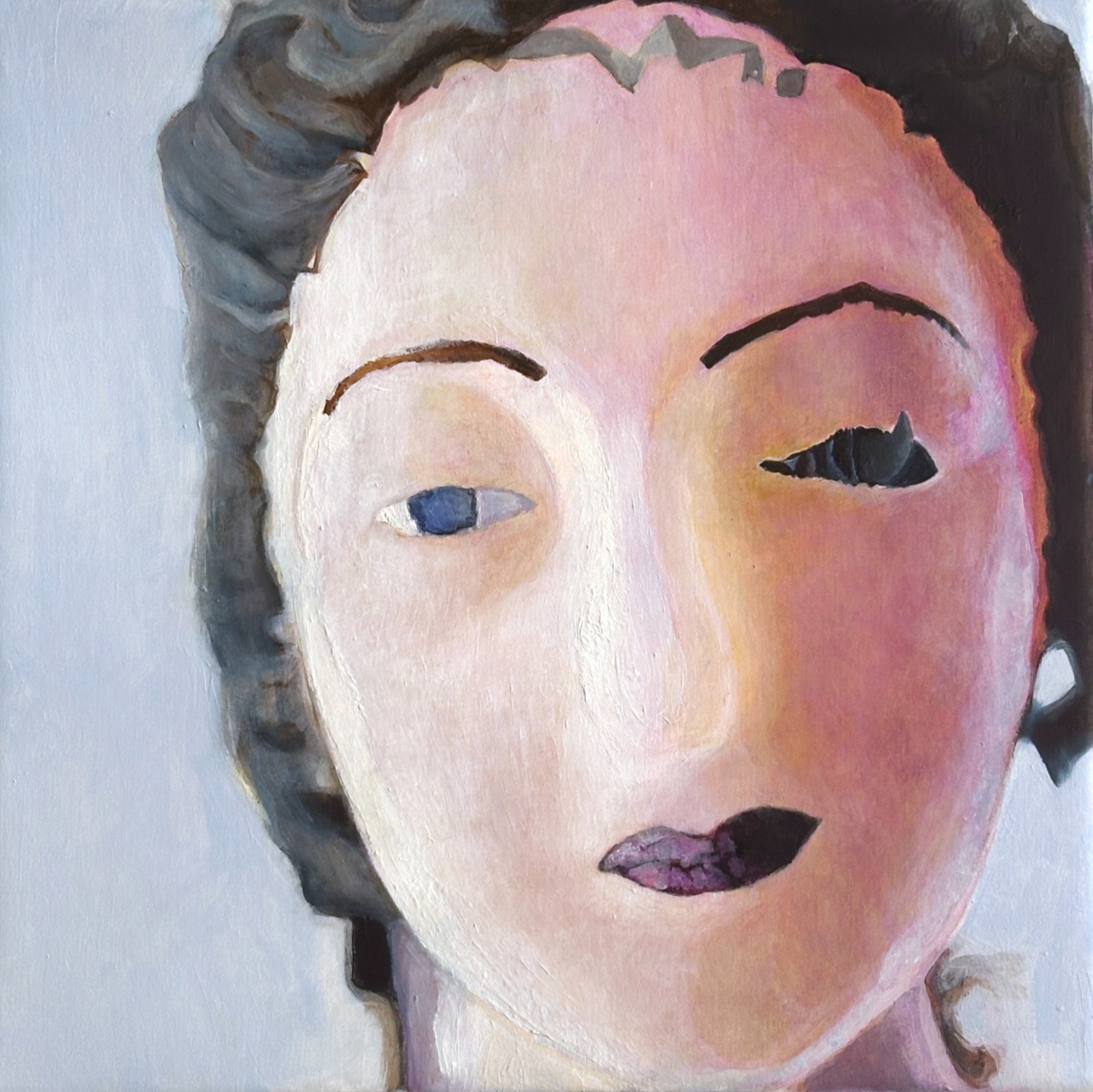 Un rostro adorna un rostro