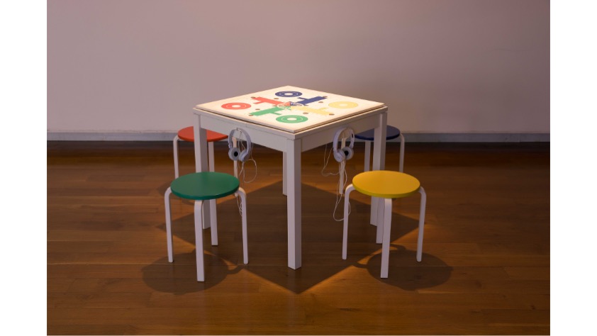 "Terre di Nessuno: Juego del parchís" (2002), 160 x 160 x 80 cm.