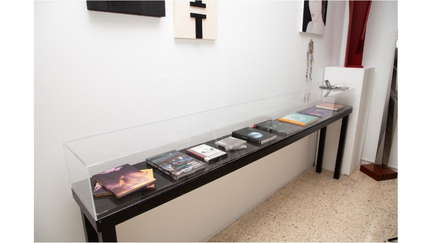 Installation view. Photo © Ale Lenoix.