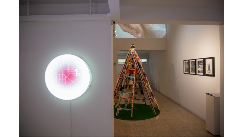 Installation view. Photo © Ale Lenoix.