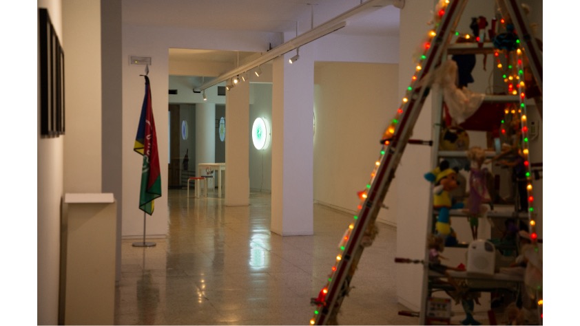 Installation view. Photo © Ale Lenoix.