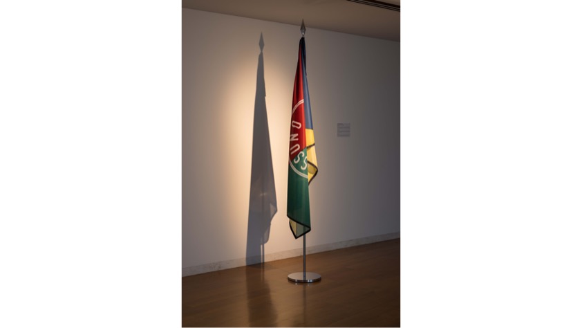 "Terre di Nessuno: Bandera" (2002), 230 x ø30 cm.
